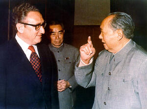 <p>Хенри Кисинджър и Мао Дзе Дун, официална среща от началото на 70-те</p>