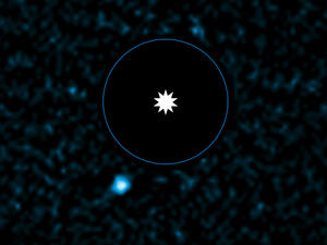 <p>Новооткритата екзопланета  HD 95086 b е синьото тяло долу вляво. Астрономите са отстранили изображението на звездата, която, чиято яркост пречи планетата да се види ясно.</p>