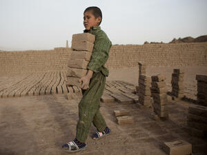 Милиони деца по света работят в робски условия