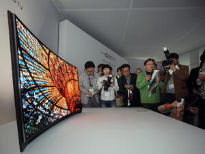И Samsung пуска извит OLED телевизор
