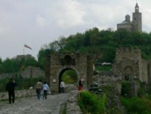 Пускат туристическо влакче в крепостта "Царевец"