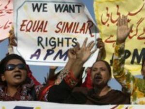 Десетки хиляди протестират срещу религиозен закон в Пакистан