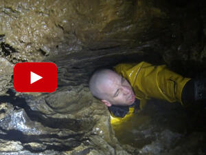 Кошмарно видео: заседнал в пещера мъж, пълнеща се с вода