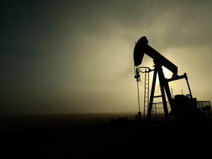Лекият суров петрол се насочи към втори месечен спад