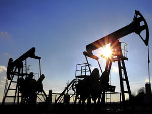 Лекият суров петрол продължава да върви нагоре