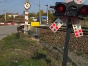 Влакът София - Бургас блъснал кола на прелез в Сливенско