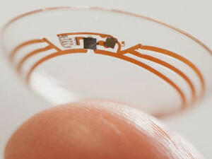 Google работи и върху умни контактни лещи