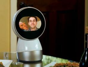 Социален робот бъбри с вас на вечеря и приспива децата с приказка (видео)