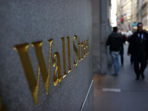 Увеличават заплатите на младите банкери на Wall Street с около 20%