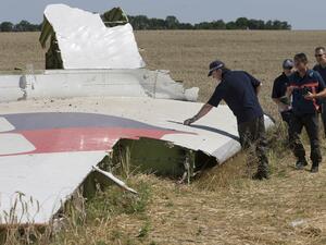 Изтеглят останките от разбилия се в Украйна малайзийски самолет