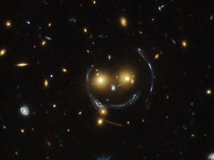 Телескопът Hubble видя усмихнатото лице на Вселената (СНИМКИ)