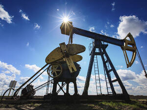 Петролът ще поевтинява, но спадът няма да се усети в България заради слабото евро