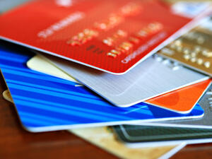 Потребителите на кредитни карти харчат 12% от началото на годината