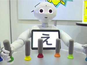 Робот-промоутър представя новите продукти в магазините в Япония (ВИДЕО)
