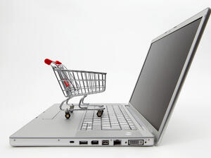 Онлайн потребителите се изравниха с пазаруващите във физическите магазини в САЩ