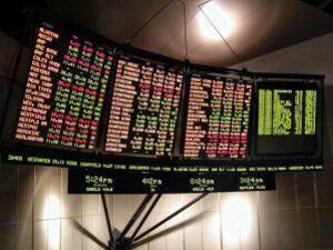 Пазарите загубиха 2,3 трилиона долара след сривовете на Шанхайската фондова борса