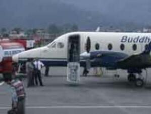 Малък самолет с 14 души на борда се разби в Непал