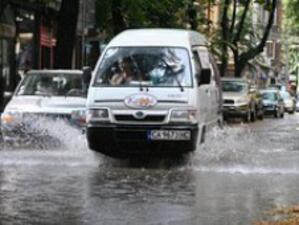 Пороен дъжд наводни София