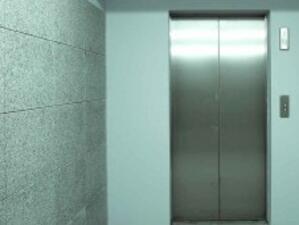 Собственик на петричка фирма скри 10 души в асансьор при проверка