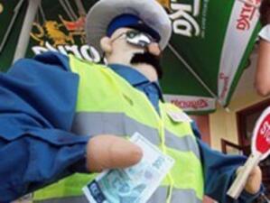 Кукла на полицай със 100 лв. в ръка посреща туристите в Царево