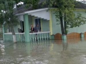 Стотици къщи в Молдова са наводнени - десетки от тях се рушат