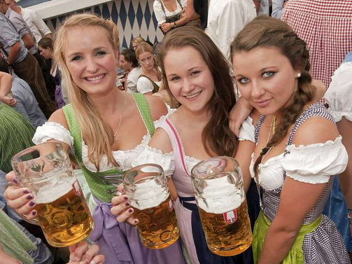 В Мюнхен Германия прочутият бирен фестивал Октоберфест е в разгара