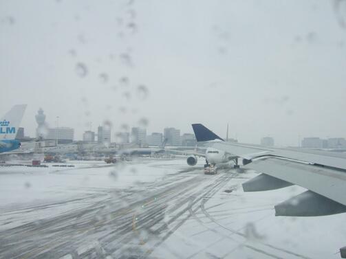 Лед и сняг предизвикаха хаос по летищата във Великобритания. Заради