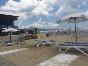 Безплатни чадъри и шезлонги за туристи с увреждания на Южния плаж в Слънчев бряг