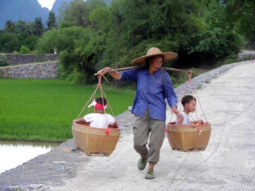 Редица райони в Китай предоставиха по големи финансови облаги за семействата