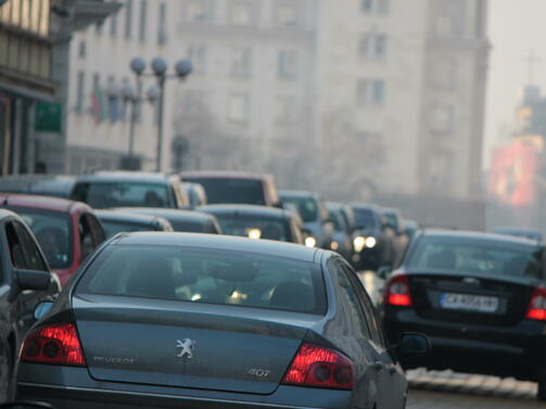 Българите масово карат коли втора употреба, близо половината от автопарка