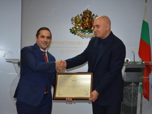 Министърът на икономиката Емил Караниколов връчи сертификат за инвестиция клас
