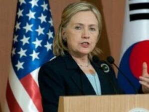 Клинтън: Светът трябва да отговори на потопяването на южнокорейския кораб