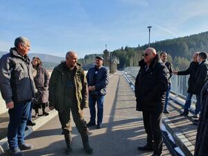 Министър Димитров провери язовир „Асеновец“ и водоснабдяването на Сливен