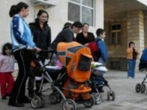 90 жени от Бургас връщат пари за майчинство