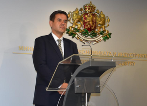 Министър Стоянов: Кабинетът работи усилено да осигури газ под 250 лв. за мегават на час