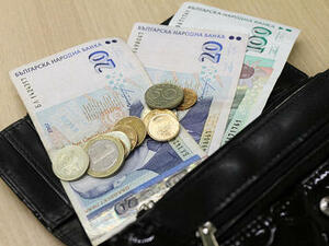 Осем процента от българите продължават да получават заплатата си на ръка