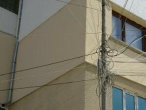 Незаконни интернет и кабелни мрежи опасват варненските сгради
