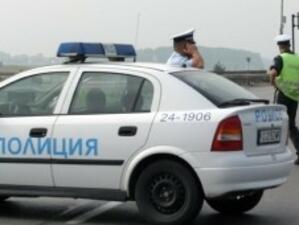 Осем полицаи са задържани за пътен рекет