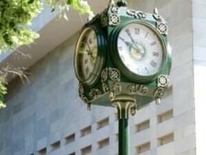 Четиристранен електронен часовник заработи в Стара Загора