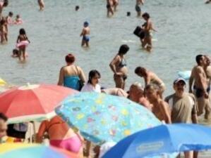 Глобяват кмета на Царево за замърсяване на плажа