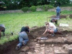 Археолози откриха каменна крепостна стена в язовир "Тича"