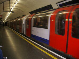 Лондонското метро става на 149 години