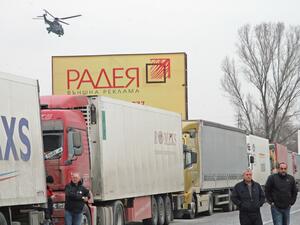 Колона от камиони задръства Дунав мост