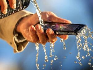 Sony представи първия в света водоустойчив смартфон