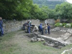 Археолози откриха уникални стенописи във В.Търново