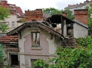 Срути се част от къща в центъра на София