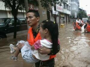 24 души загинаха в наводнения в Китай, 100 000 са евакуирани