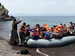 Мигранти изскочиха от лодка сред туристи на испански плаж