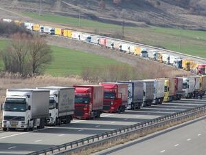 Заради очаквания трафик днес се спира движението на камиони по основните пътища