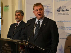 Българските партии трябва да си подадат ръка заради заплахите отвън, смята Каракачанов